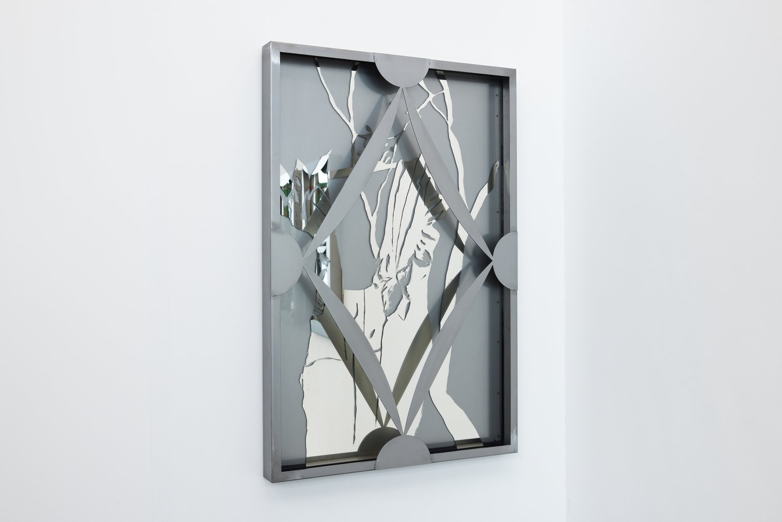 Jeunesse perdue, 2023, glass, silver nitrate and aluminum, 90 x 60 x 6 cm. Photographer: Moritz Schermbach. In courtesy of the artist & PHILIPPZOLLINGER.