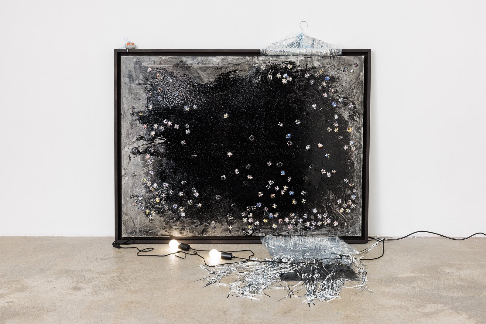 Jasmine Gregory, False Gods, 2023, Oil, epoxy, Jackson Pollock puzzle pieces, glitter on linen, ribbon, plastic on metal hanger, in artist frame, lamps, 129 x 169 cm. Courtesy the artist and SOPHIE TAPPEINER, copyright kunstdokumentation.com.